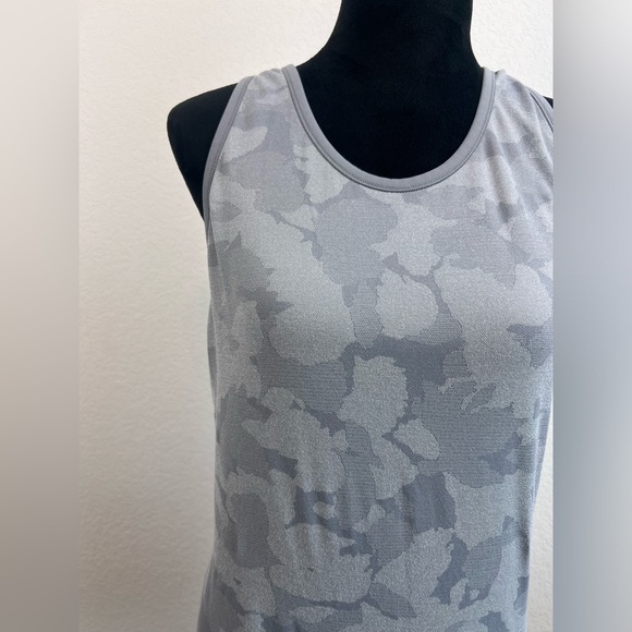 Athleta Speedlight Grey Camo Pattern Sleeveless Tank top size large - Picture 2 of 10